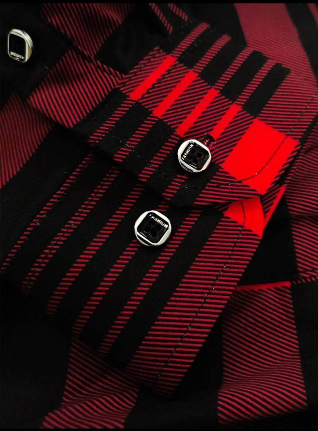 Men’s Modern Plaid Slim-Fit Button-Up Shirt